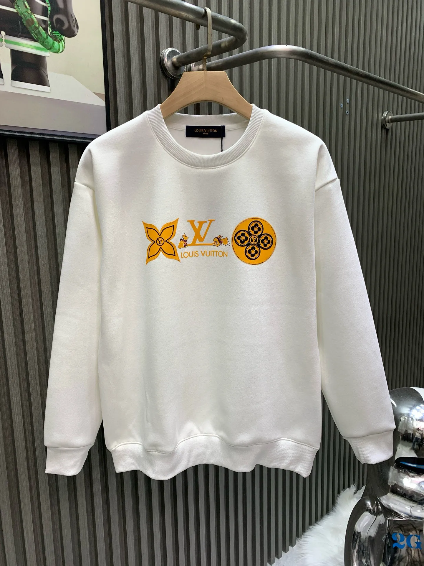 🅿️250 🀄️ Louis Vuitton "LOUIS VUITTON Louis Vuitton" 255SS classic round neck sweatshirt 400 grams pure cotton ➕ silver fox velvet Customized fabric 400 grams large terry high weight 100% pure cotton Double needle stitching cross-stitching technology Matching the same cylinder 1x1 tight high weight thread Threads have width Same style for men and women Official website details are consistent Three standards are complete Differentiate between market currencies and feel free to compare OS versions. Can be worn up to 220 pounds without any pressure. The upper body is comfortable and stylish.